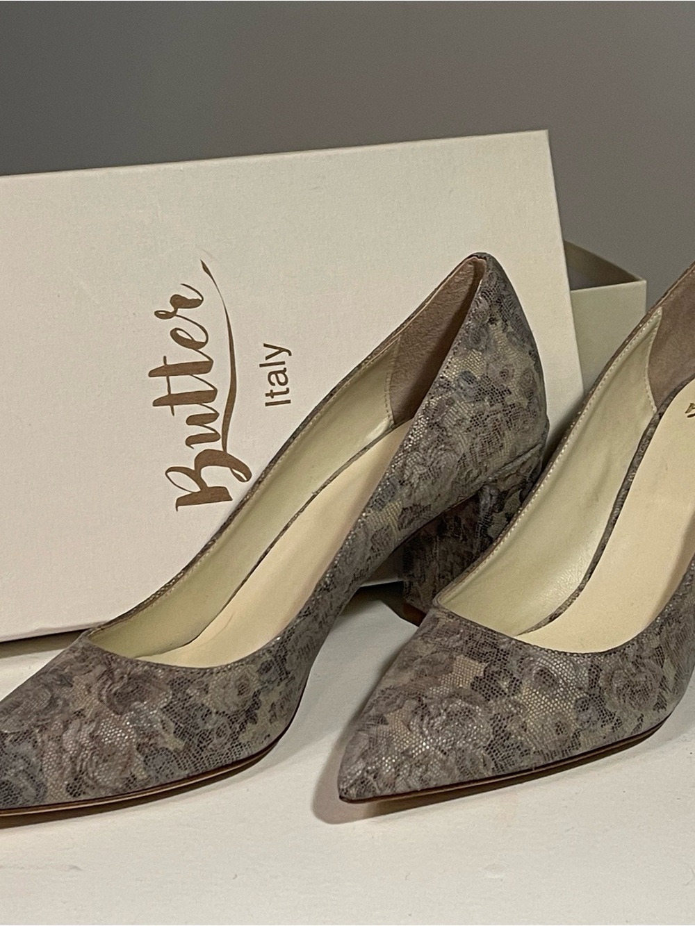 Butter Italy Kay Rose Ash Stamp Leather Pointed Toe Block Heel Pumps NIB